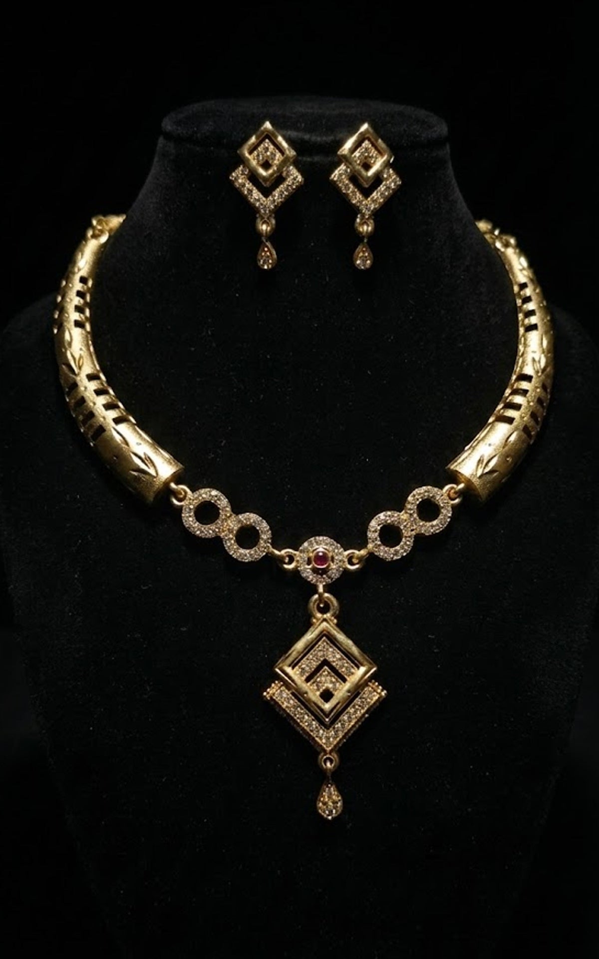 Royal Geometric Gold Necklace Set